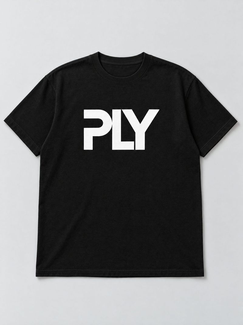 Packshot: schwarzes PLY-T-Shirt flach auf hellgrauem Grund